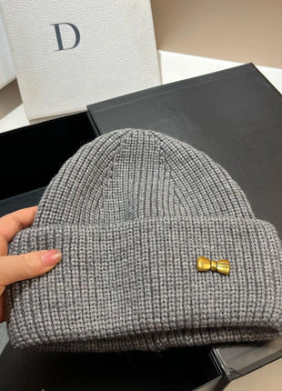 Luxury Brand Metal Logo Winter Women Warm Wool Knitted Hat Thicken Outdoor Sport Skiing Skullies Beanies Caps